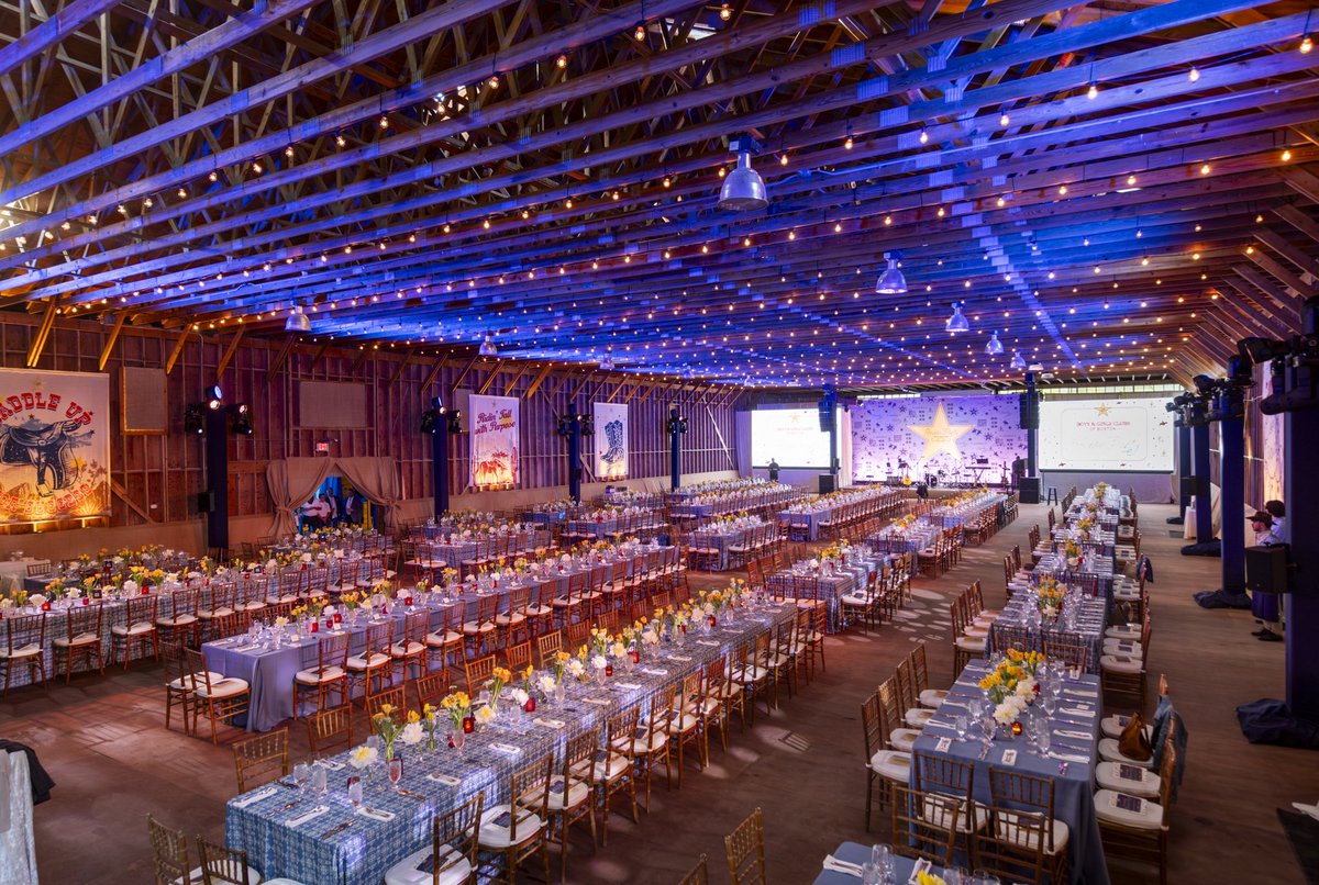 PortLighting's tweet photo. ✨A magical barn transformation with lighting that set the tone from the ceiling to the stage. ✨

We handled the lighting for this special night, in collaboration with the talented team at @rafanellievents blending warmth, elegance, and a little theatrical charm.

📸 @matt2ten https://t.co/dHUp4pOitK