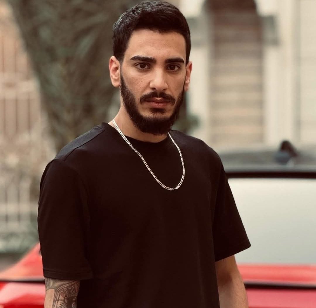 إلى السلطات في دولة الإمارات العربية المتحدة
تحية طببة
هذا الشخص سوري متواجد على أراضيكم ويستخدمها كمنصة لارتكاب أفعال تخالف القوانين الإماراتية، كما يستخدم حسابه على منصة فيسبوك للابتزاز والتحريض ضد الدولة السورية وتمويل ودعم ميليشيا مسلحة خارجة عن القانون
نرجو منكم إعادته إلى