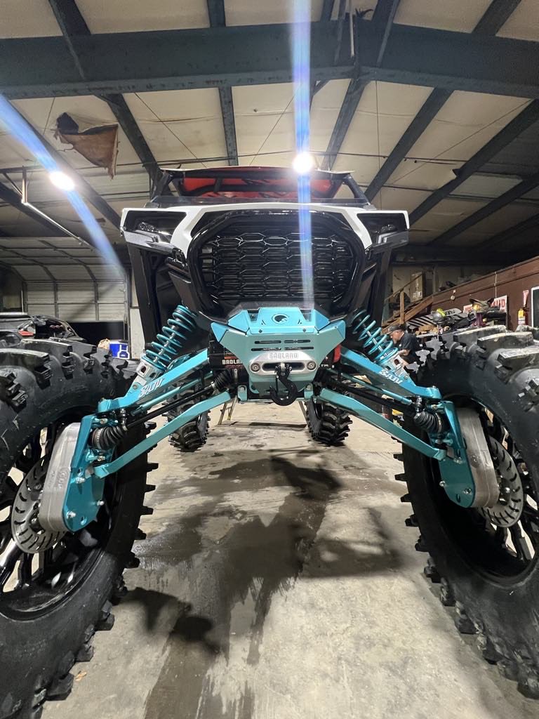 superatvtweet's tweet image. 🥶@bryce_hintze55 got this 2024 #PolarisRZR standing out on a #SuperATV 8" GDP portal gear lift with 45% #GearReduction, custom powder coated SATV Sidewinder Series A-arms & Boxed High-Clearance Radius Arms, SuperATV Winch Mount, 46" tires, & the list goes on and on. 💪⚙