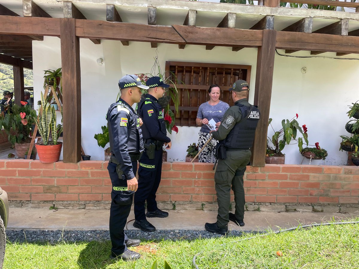 Policiantioquia's tweet photo. En #ElRetiro, nuestro grupo @GaulaPolicia junto a Policía Comunitaria, adelantó campañas preventivas contra la extorsión en la vereda Los Medios, zona sur del municipio, recordando a la comunidad #YoNoPagoYoDenuncio. #ActuandoPorAntioquia https://t.co/cLifQ1ZS3s