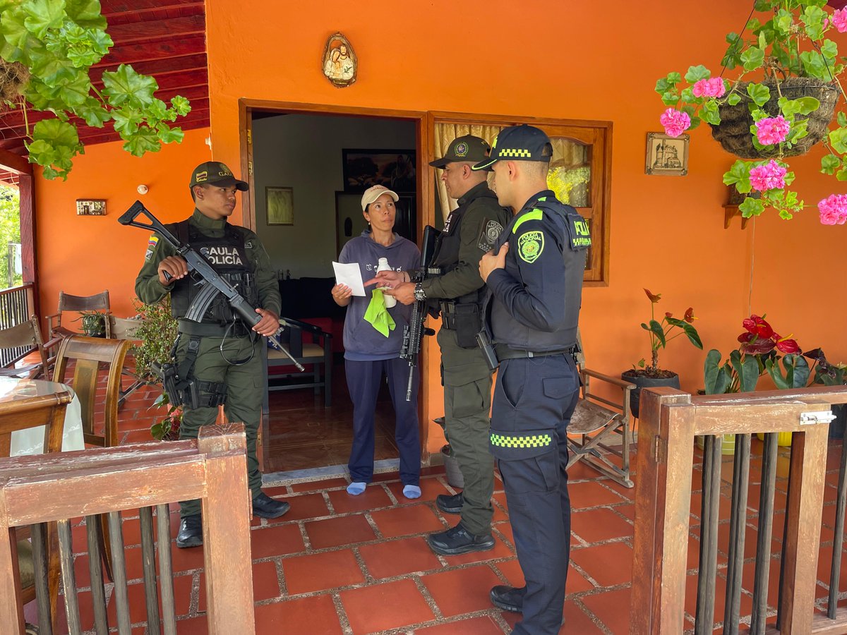 Policiantioquia's tweet photo. En #ElRetiro, nuestro grupo @GaulaPolicia junto a Policía Comunitaria, adelantó campañas preventivas contra la extorsión en la vereda Los Medios, zona sur del municipio, recordando a la comunidad #YoNoPagoYoDenuncio. #ActuandoPorAntioquia https://t.co/cLifQ1ZS3s