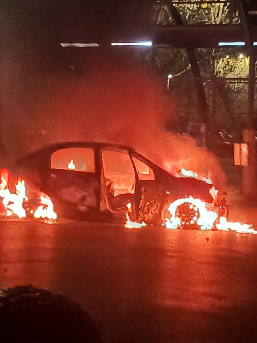 phuti_mathobela's tweet photo. So police officers won't do anything about the Maponya Mall incident were uber driver were killed and some burnt inside their cars. We need to stop using taxis as South Africans. https://t.co/PDqXD7fFqP