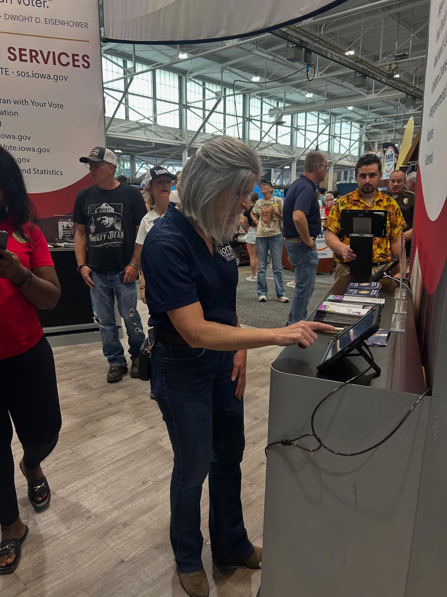 IowaSOS's tweet image. Senator @SenJoniErnst  made her way to our booth this lovely Sunday to speak with staff and vote in our #IowaStateFair straw poll!