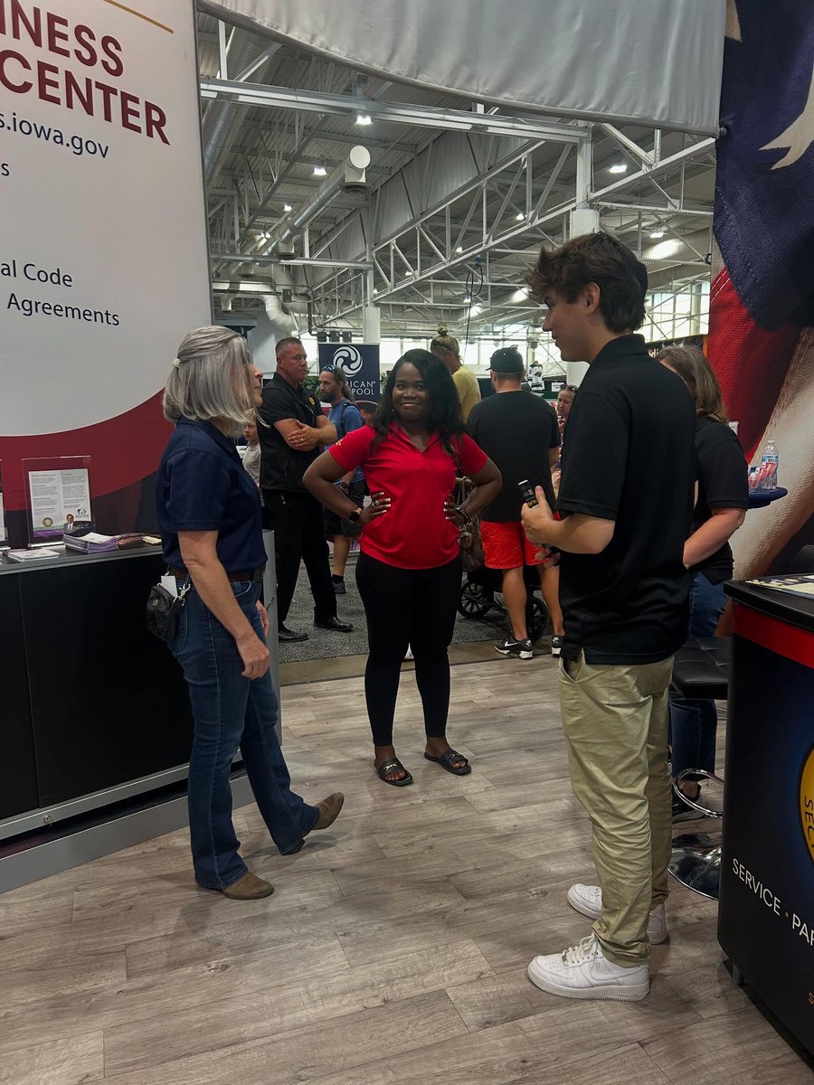 IowaSOS's tweet image. Senator @SenJoniErnst  made her way to our booth this lovely Sunday to speak with staff and vote in our #IowaStateFair straw poll!