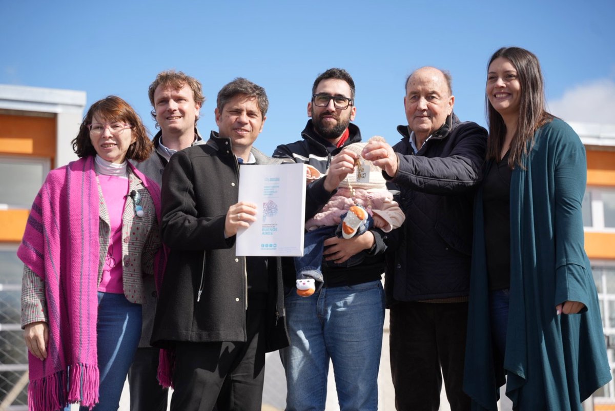 MinHabitatPBA's tweet photo. ¡Más viviendas en #Olavarría!✅️
Hoy entregamos la primera etapa de viviendas pertenecientes a un proyecto de 100 casas.♥️
Estos hogares se suman a otros 62 que llevamos entregados en el distrito. 🏘 https://t.co/qlbMa0QsBD