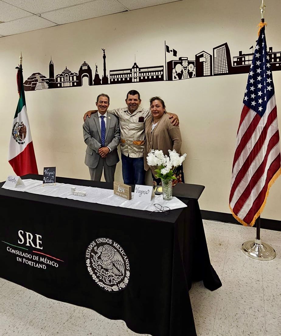 En ejercicio de nuestras funciones como Juez de Registro Civil, en @Consulmexpot celebramos el matrimonio de Virginia y Valentín🤵👰🇲🇽, acompañados por sus familiares: Les deseamos mucha dicha en su unión❣️
#TrámitesConsulares #AcércateATuConsulado