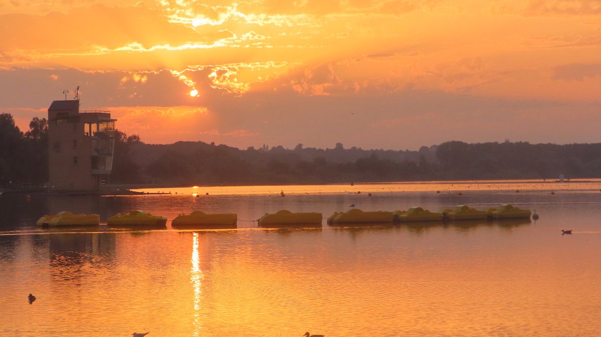Sunset the way we do it in MotherWell #sunset #motherwell <a href="/nlcpeople/">NorthLanCouncil</a> #strathclydeloch <a href="/ScottishField/">Scottish Field</a> <a href="/BBCScotWeather/">BBC Scotland Weather</a>