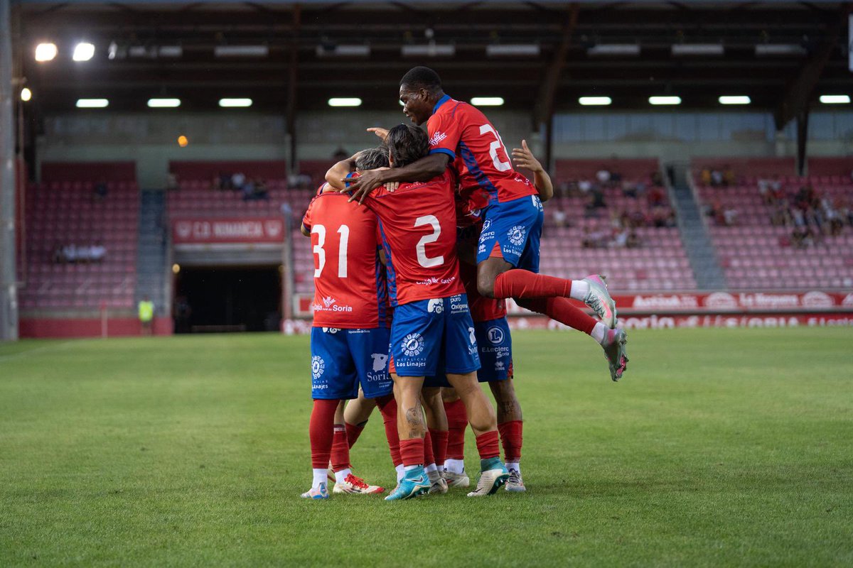 cdnumancia's tweet photo. Así celebró el canterano Oscar Miñana su primer gol con el primer equipo del #Numancia

#CanteraCDN I #DondeNacenLosSueños https://t.co/Ju55qZj3o1