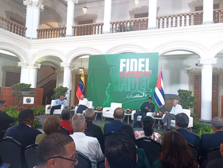 CDIUBV's tweet photo. Velada en homenaje al 99 cumpleaños de nuestro Comandante Eterno Fidel Castro .
Participan en la misma Embajador de Cuba en Venezuela 
Elian González 
Antonio Guerrero
Representación de la Misión Médica Cubana en Venezuela.
#100AñosConFidel 
#CubaEstáFirme
@CDIUBV https://t.co/psYabHXAkF