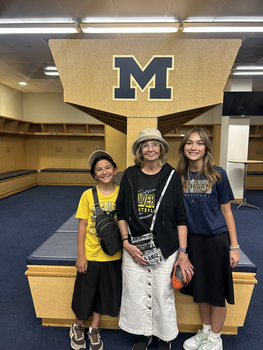 jjdjbtl's tweet photo. My ladies are at the βBig House.β #michiganfans π§ https://t.co/sISo8yiy23