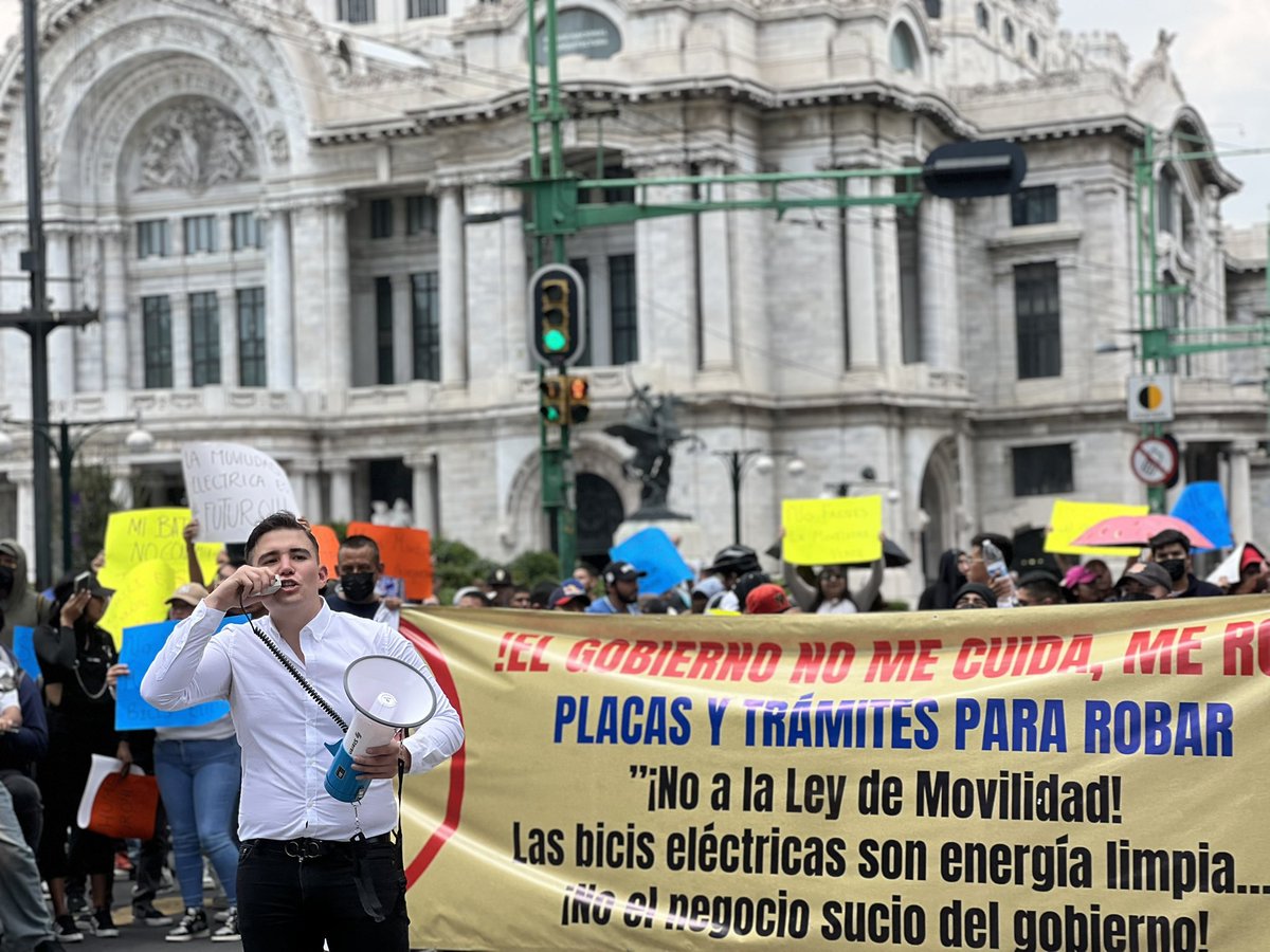 arielTrdgz's tweet photo. #ALMOMENTO

Un centenar de personas, encabezados por @RuABOGADO_, bloqueó el cruce con Lázaro Cardenas y Juárez, en #CDMX, para protestar en contra de la iniciativa del @Congreso_CdMex que busca que usuarios de #bici 🚲, patines y motonetas 🛵 tramiten placas, entre otras cosas. https://t.co/zQ2uUKm7fJ