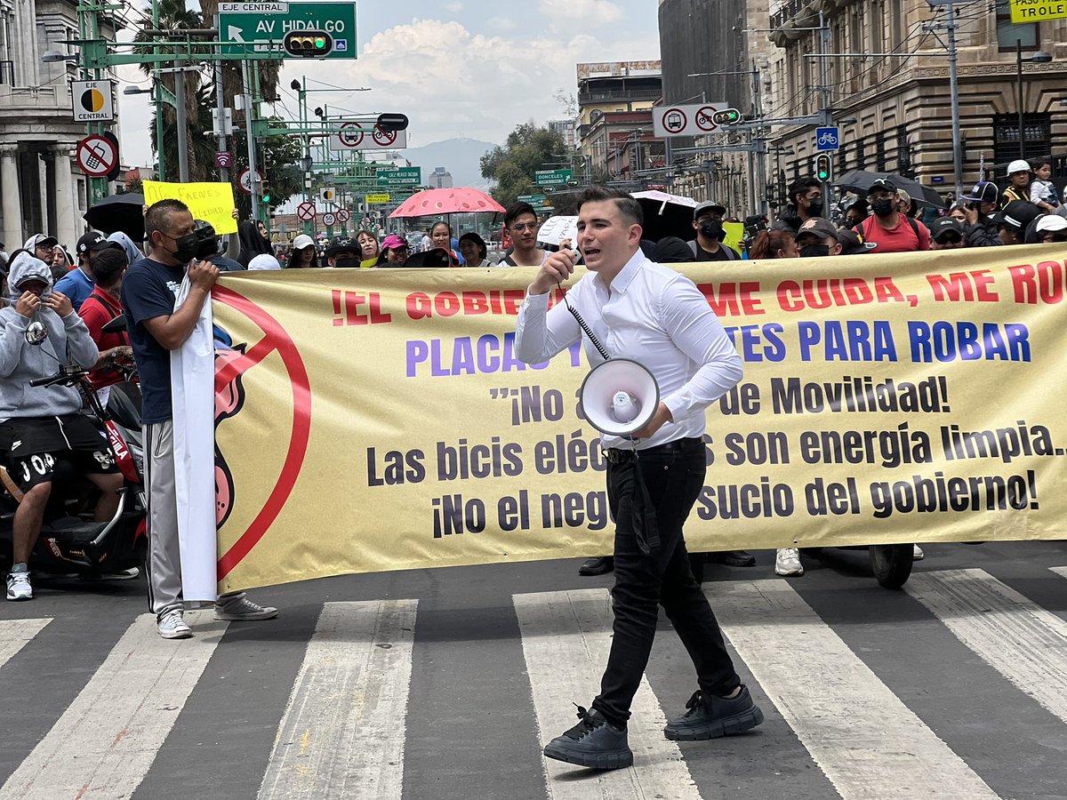 arielTrdgz's tweet photo. #ALMOMENTO

Un centenar de personas, encabezados por @RuABOGADO_, bloqueó el cruce con Lázaro Cardenas y Juárez, en #CDMX, para protestar en contra de la iniciativa del @Congreso_CdMex que busca que usuarios de #bici 🚲, patines y motonetas 🛵 tramiten placas, entre otras cosas. https://t.co/zQ2uUKm7fJ