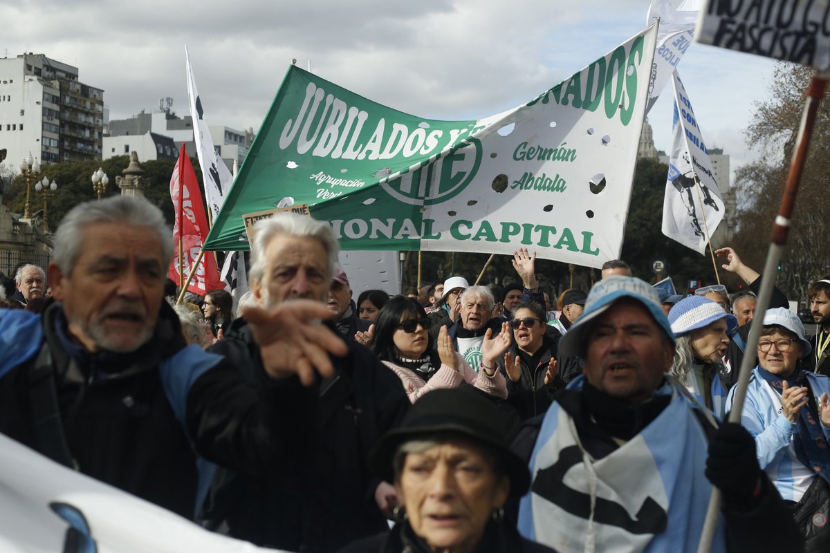 DanielCatalano_'s tweet photo. Siempre de este lado, siempre con los jubilados. https://t.co/z7gNJLJfvF