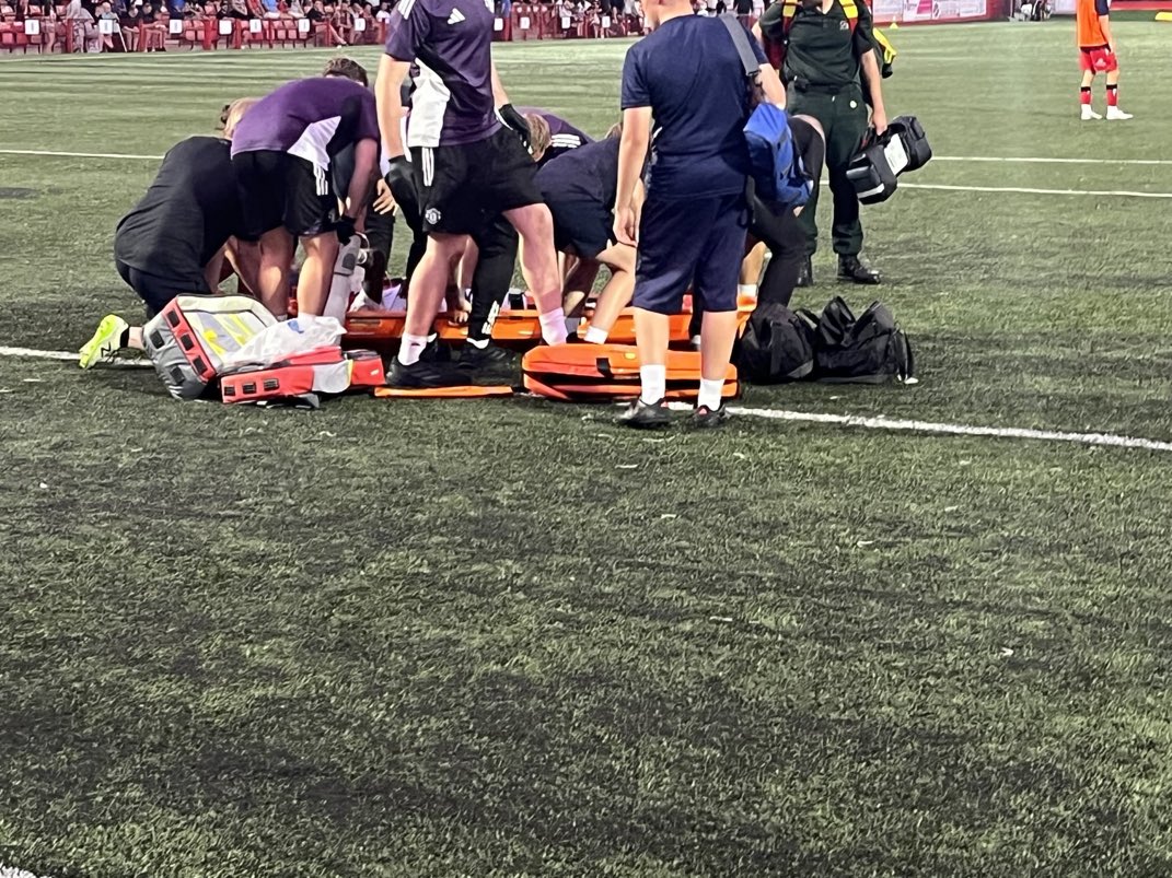centredevils's tweet photo. Sekou Kone has left the pitch on a stretcher and was holding a mask to his face.

Manchester United academy’s game against Tamworth has been suspended. https://t.co/R7O6IuEddn