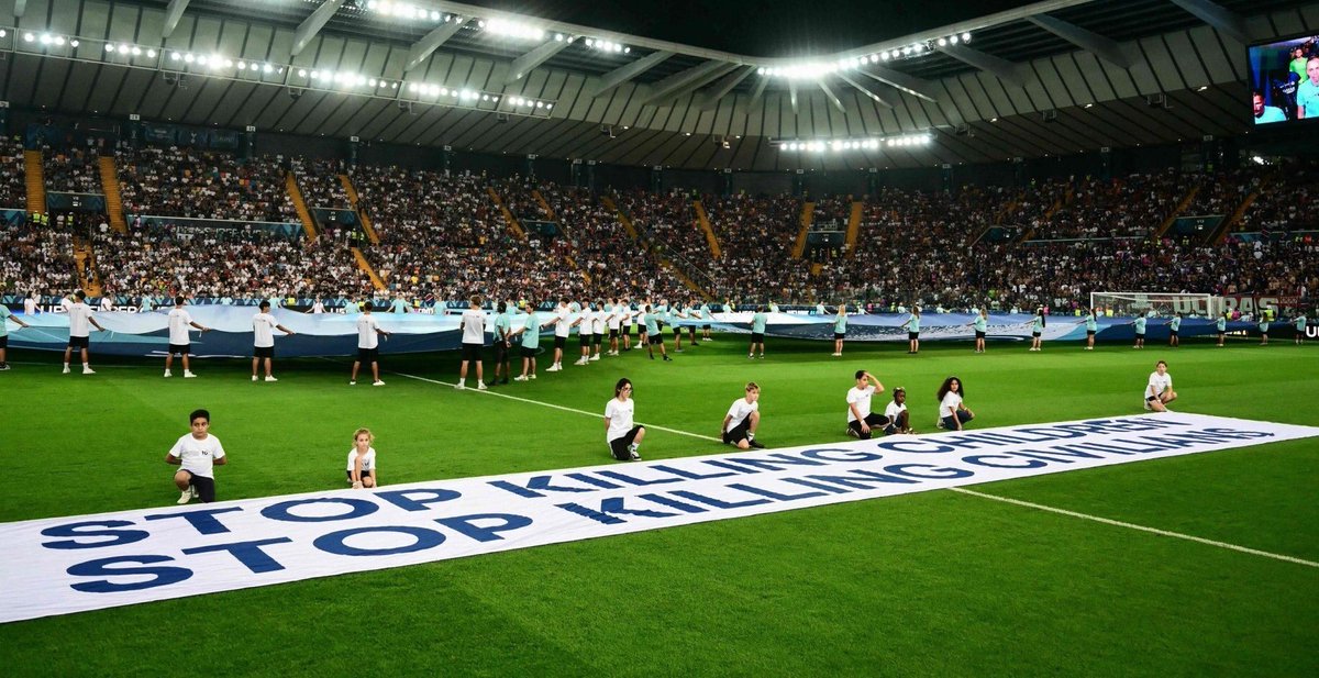 🔴 Une banderole «Arrêtez de tuer les enfants» brandie sur le terrain par des enfants réfugiés de Palestine, d’Afghanistan, d’Irak et d’Ukraine avant #PSGTOT

Le message «clair et net» de l’UEFA avant la Supercoupe
➡️ l.leparisien.fr/RKVL