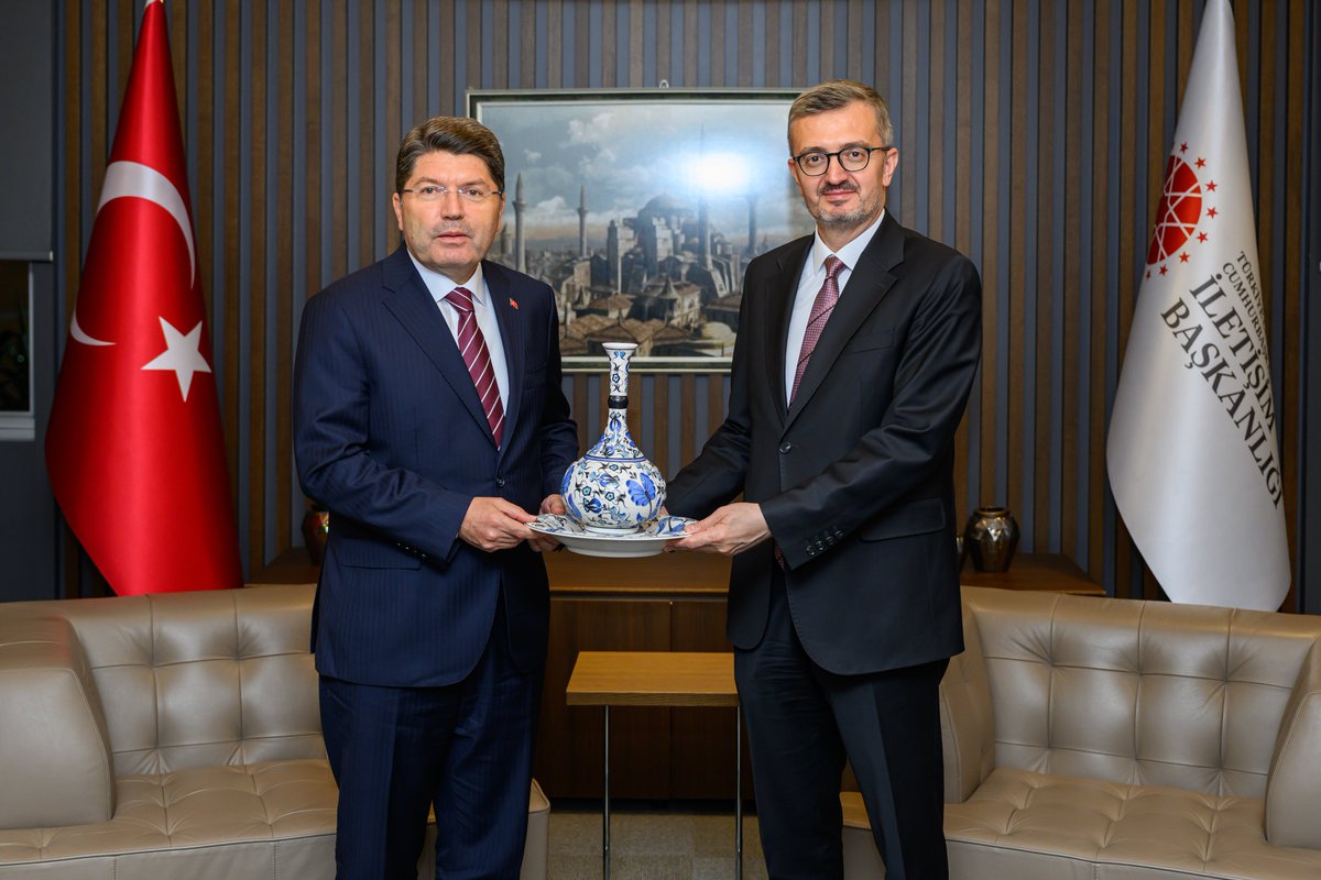 Cumhurbaşkanlığı İletişim Başkanımız Sayın Burhanettin Duran ile bir araya geldik.

Dijitalleşmenin hız kazandığı günümüzde kamuoyunun doğru bilgilendirilmesi, dezenformasyonla mücadele ve stratejik iletişim konularında verimli bir görüşme gerçekleştirdik, atılabilecek ortak