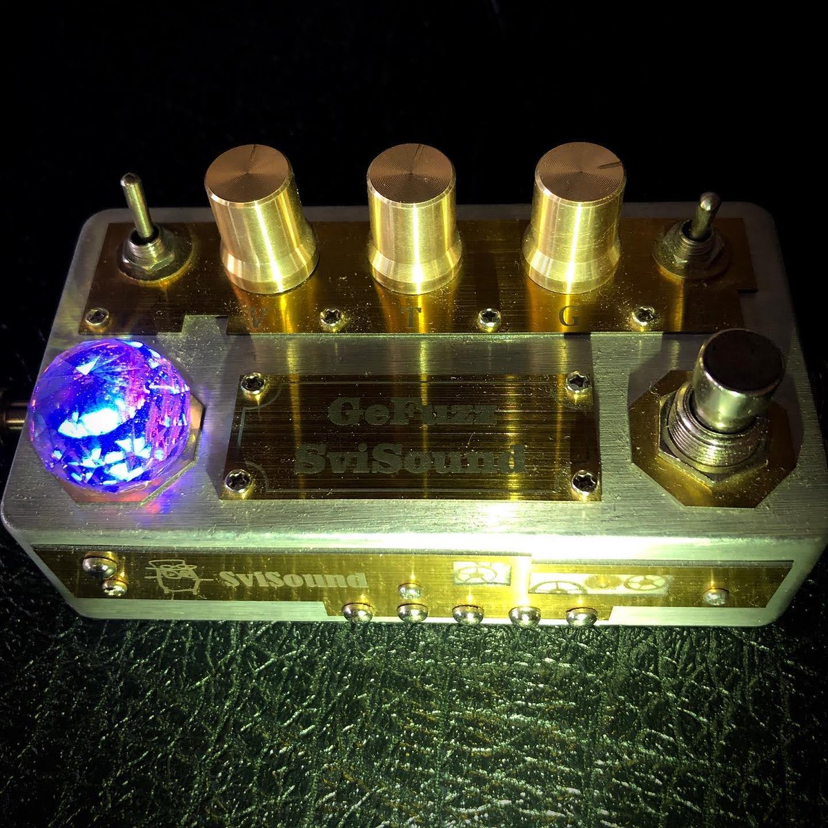 svisound's tweet photo. #fuzz #GeFuzz #art edition #steampunk #effect for #guitarist https://t.co/U1YdLwkfDn