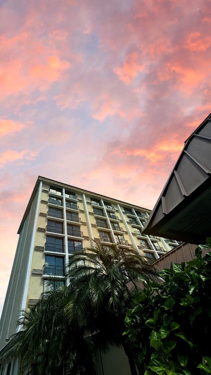 Sunset views >

📍 Rosen Inn closest to Universal