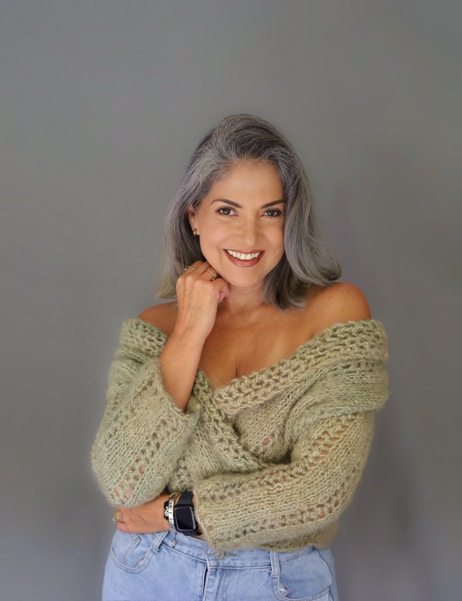 Cambiamos. 
Como el clima, como las flores, como las nubes, como la vida…. 

Esta señora de 50 años le sonríe a la vida y a los cambios porque tiene mucho que agradecer, porque sigue en constante evolución y porque ES FELIZ ASÍ