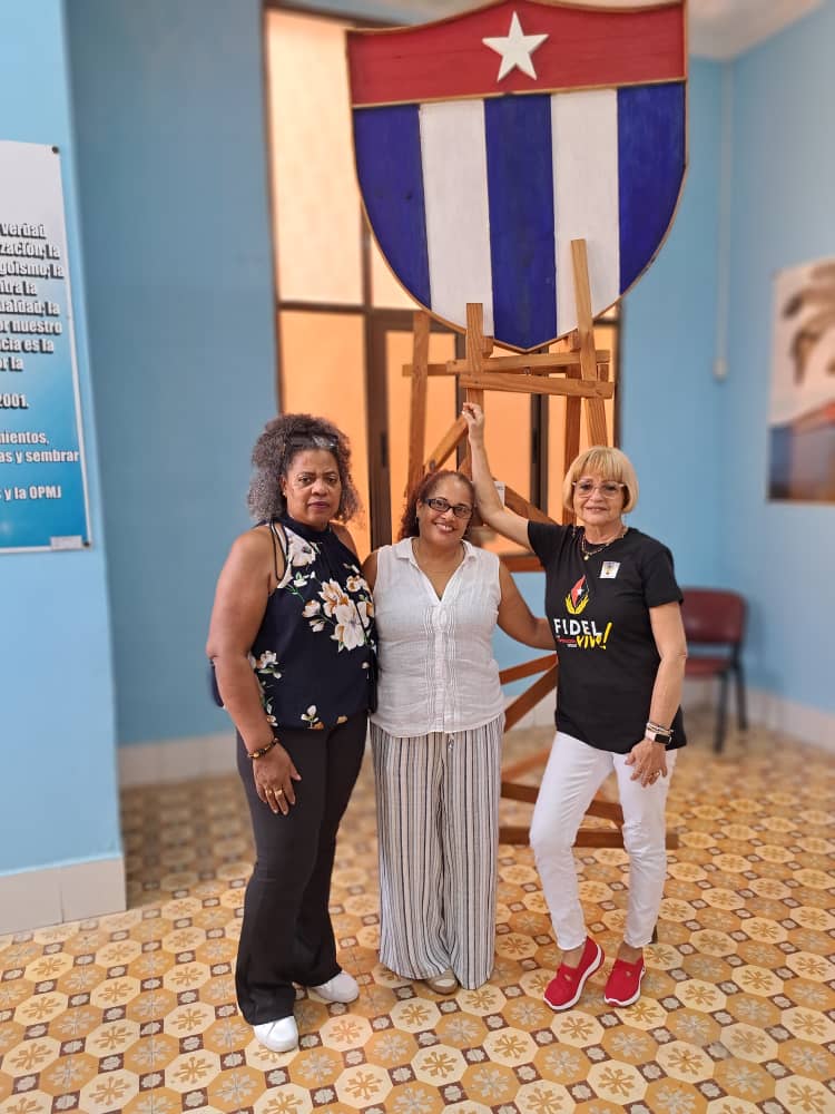 Emotivo encuentro en Los CDR Nacionales. Esther Petitón de ASCUEX, Arlenz, representante del Proyecto " Martí Ilumina Los C Años de Fidel" , en Cuba y Aranelis de Relaciones Internacionales de los CDR.
#100AñosConFidel
