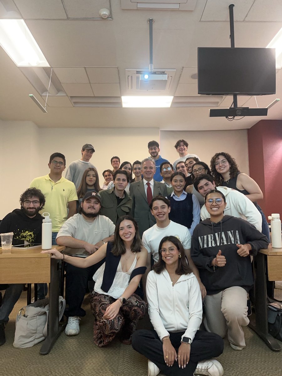 Agradezco al ⁦<a href="/TecdeMonterrey/">Tecnológico de Monterrey</a>⁩ la oportunidad y confianza para ejercer la profesión más noble, importante y trascendente: la de profesor. Mejorar a México 🇲🇽 y al mundo 🌎 a través de la educación y la formación profesional. ⁦<a href="/CSocialesTec/">CSocialesTec</a>⁩ ⁦<a href="/jpmurra/">Juan Pablo Murra Lascurain</a>⁩