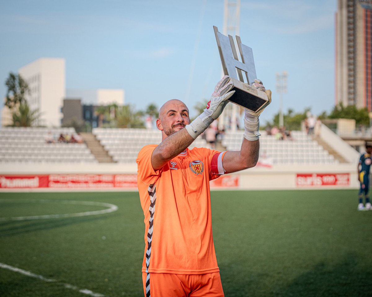 El nostre capità Adrià Aliaga (<a href="/adriaag/">Adrià Aliaga Gòmez</a>) ha ofert el trofeu del <a href="/thistorics/">Torneig d'Històrics</a> abans de l'inici del partit 🏆

🙌La nostra afició ha pogut celebrar el títol aconseguit el passat cap de setmana.

Som campions !

#HospiEspanyolB #CELH2526 #SomhiHospi #AraÉselMoment