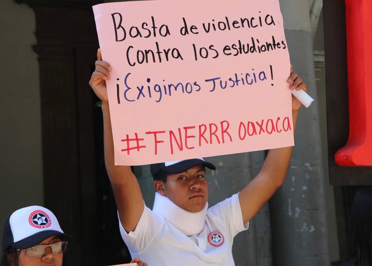 dauri_euan's tweet photo. Ser estudiante en Oaxaca no debería ser sinónimo de vivir con miedo.
Tres ataques, tres veces que se quiso silenciar nuestra voz.
¡No lo vamos a permitir!
@GobOax @FnerrrOax @salomonj
#AltoALasAgresionesOaxaca https://t.co/Yfur9qVFE3