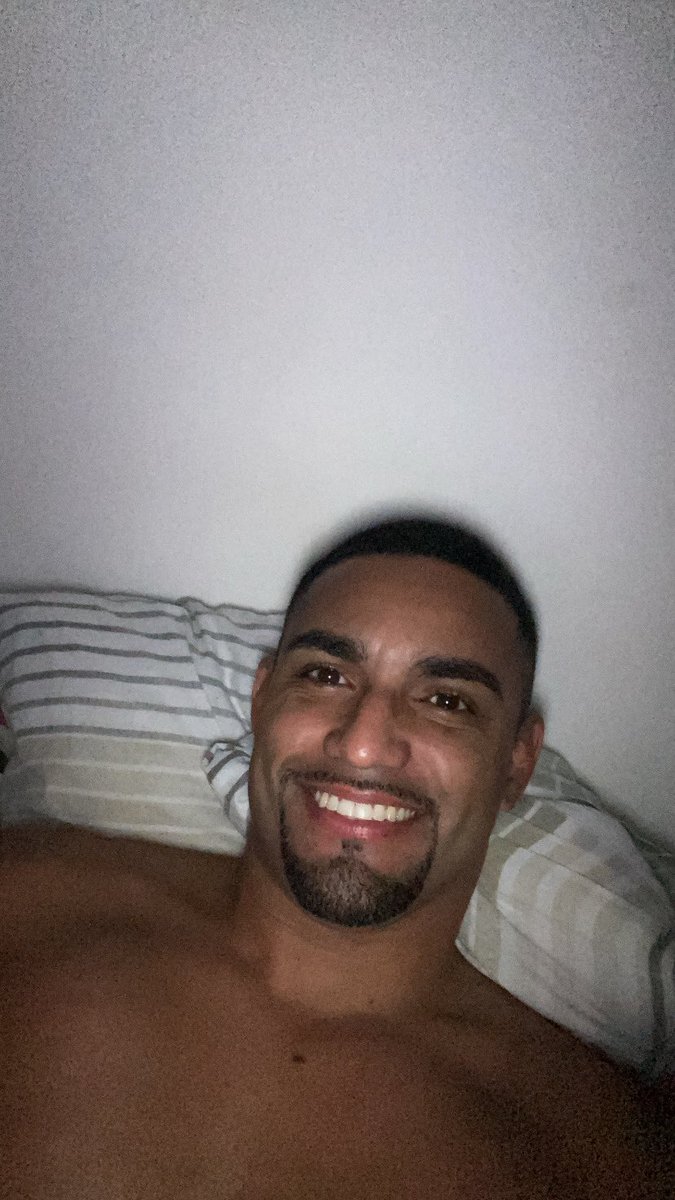 Vou sorrir, mesmo triste. Vou me levantar, mesmo após cair. Sempre fui assim, feliz, persistente e, acima de tudo, forte. 💪🏾