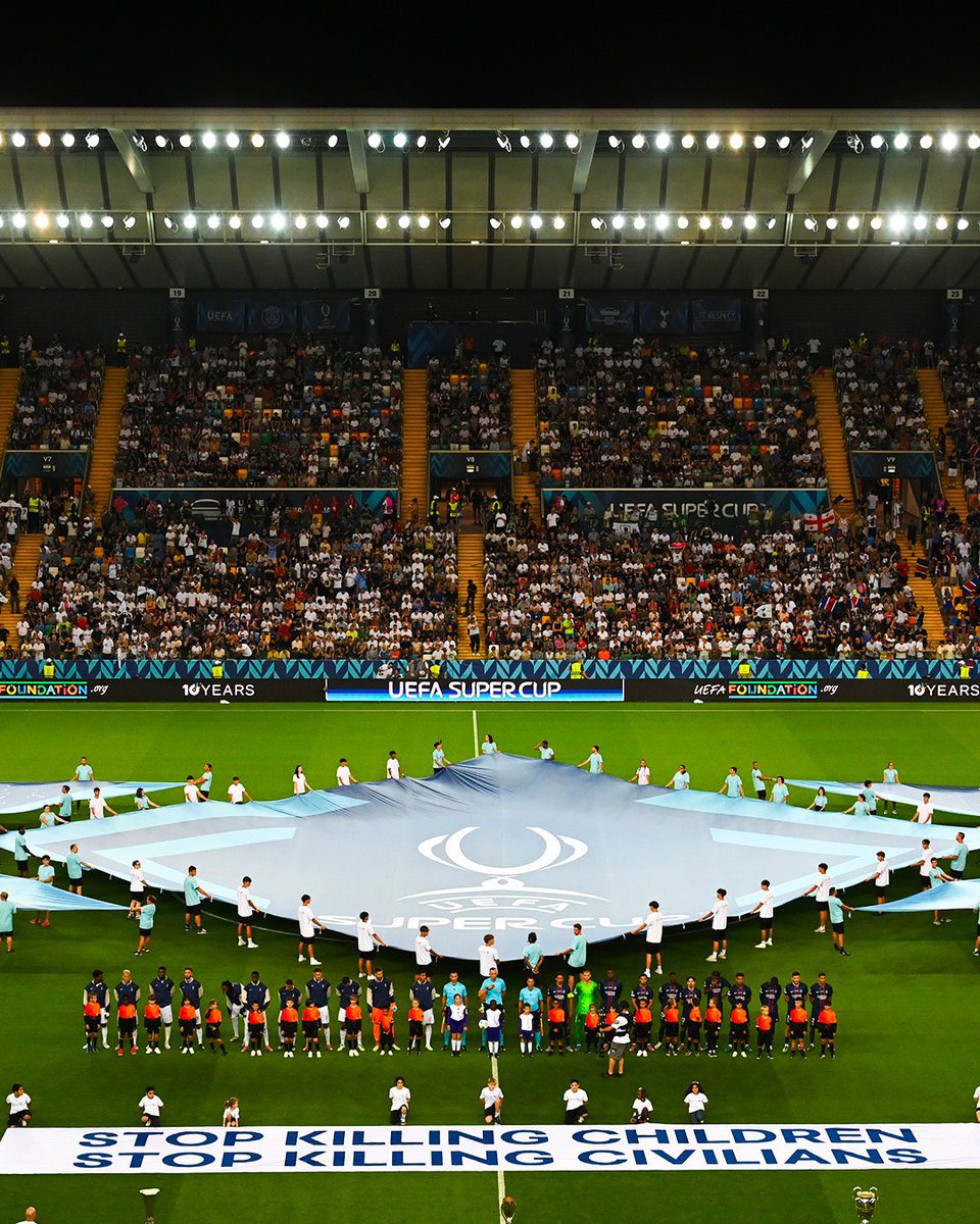 🔴ALERTE INFO 

"Stop killing children, stop killing civilians" 

🚨#UEFA Lors de la Supercoupe opposant ce soir le #PSG à #Tottenham, l’UEFA a déployé une banderole : « Arrêtez de tuer des enfants, arrêtez de tuer des civils »