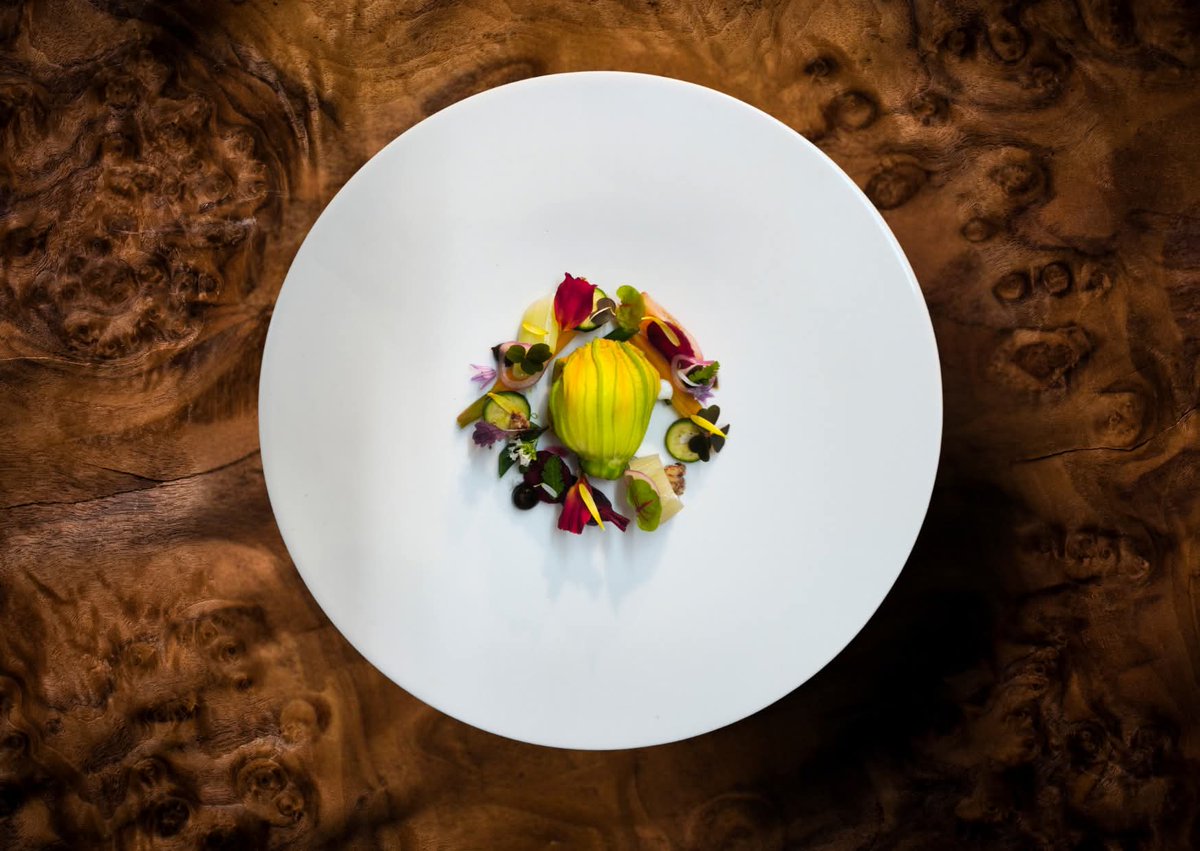 PlasDinas's tweet image. Summer Garden 

Garden vegetables, flowers, herbs, courgette flower stuffed with Anglesey goats cheese, cured egg yolk, caramelised and pickled walnuts, garden herb pesto

#MICHELINGuideGBI #AugustMenu #wales