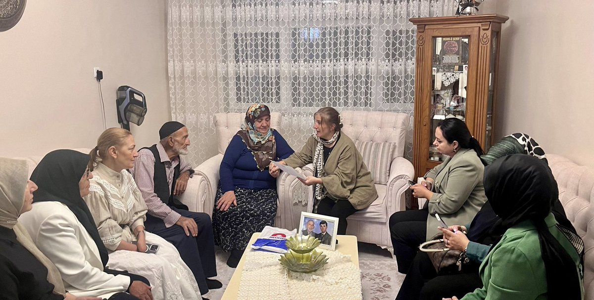 01553's tweet photo. Genel Merkez Teşkilat Başkanımız                                  Sn. Tülay Kaynarca,
MYK Üyemiz,Sn.Zekiye Nur Alioğlu, MKYK Üyemiz,  Sn.Gaye Zayıf, 
 Kadın kolları https://t.co/FvN4FucRt4. Av. Beyza Saltuklu Özdemir ile
Şehidimiz Vedat Topal’ın kıymetli ailesini ziyaretimiz https://t.co/IiFnd6pYZX
