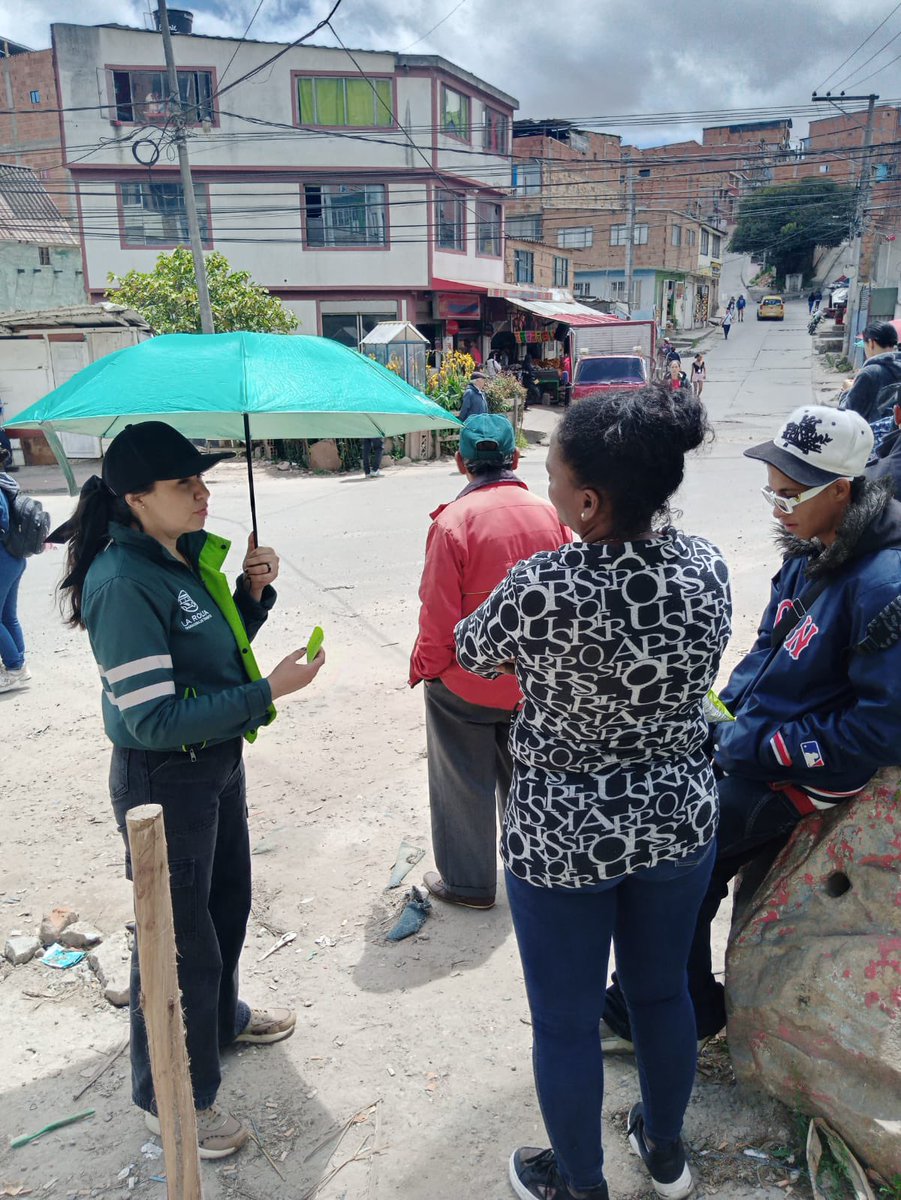 🚎Realizamos una jornada de sensibilización con nuestras operadoras y operadores en el PIR de Potosí, enfocándonos en aspectos como:
✅ Comportamiento adecuado y trato respetuoso
✅ Atención a las paradas
✅ Uso correcto del sistema de puertas
✅ Medidas para prevenir accidentes.