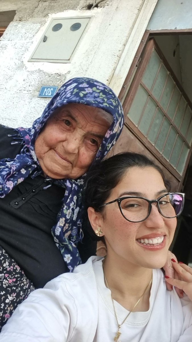 Gamse_bal's tweet photo. "Yaşım 45 olmuş gelsen ne olur,
Bu saatten sonra da sevsen ne olur."
Cümlenin ağırlığını taşıyamadım. https://t.co/hf1OrsoKvg