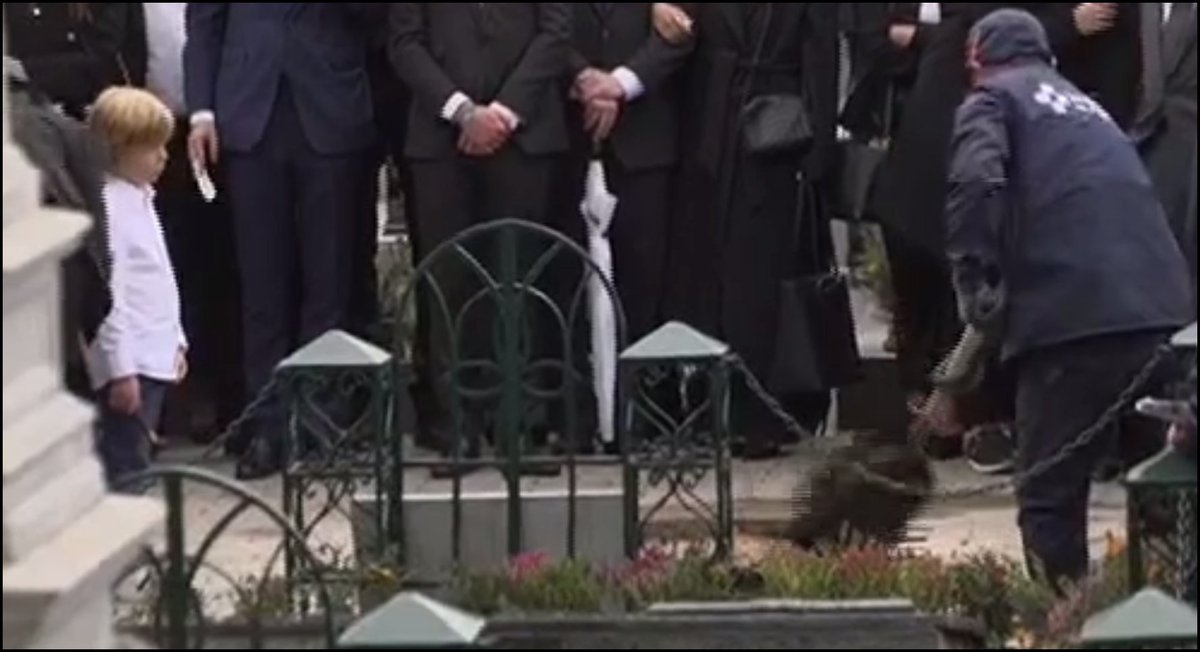 Un hijo viendo como sepultan a su padre asesinado por querer dejarle un país sin violencia.