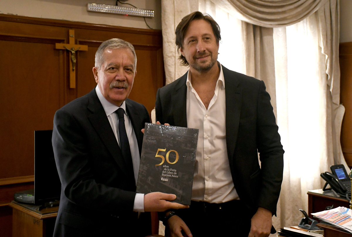 Gobierno de Santiago del Estero (@gobiernosde) on Twitter photo #CasaDeGobierno | El jefe de gabinete, <a href="/EliasSuarezSDE/">Elias Suárez</a>, recibió al Presidente de la Fundación El Libro 📖
➡️ Christian Rainone, quien se encuentra en Santiago del Estero con motivo de los preparativos para la 15° edición de la Feria Provincial del Libro 👇🏻 #CasaDeGobierno | El jefe de gabinete, <a href="/EliasSuarezSDE/">Elias Suárez</a>, recibió al Presidente de la Fundación El Libro 📖
➡️ Christian Rainone, quien se encuentra en Santiago del Estero con motivo de los preparativos para la 15° edición de la Feria Provincial del Libro 👇🏻