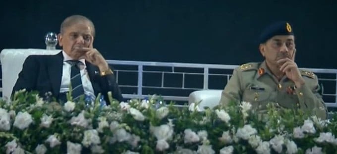 اساں اجڑے لوک مقدراں دے
ویران نصیب دا حال نہ پچھ
توں شاکر آپ سیانا ایں
ساڈا چہرہ پڑھ حالات نہ پچھ,