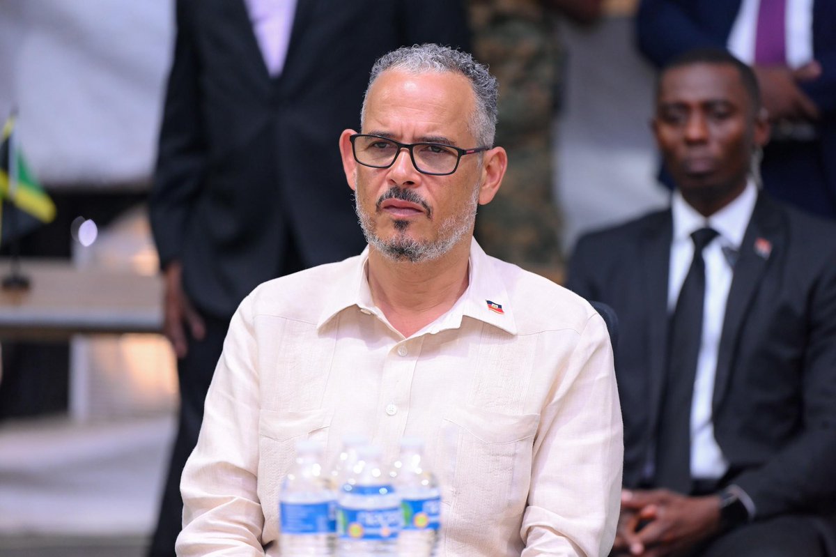 PrimatureHT's tweet photo. COMMUNIQUÉ DE PRESSE

Unité nationale et action concrète pour la sécurité, la paix et la démocratie 

Port-au-Prince, le 13 août 2025.—Dans le cadre de la volonté ferme du Conseil Présidentiel de Transition et du Gouvernement de restaurer pleinement l’autorité de l’État, le Président du CPT, S.E.M. Laurent Saint-Cyr, accompagné du Conseiller-Président Leslie Voltaire et du Premier ministre Alix Didier Fils-Aimé, a effectué ce mercredi une visite à la base de la Mission multinationale de soutien à la sécurité (MSS) à Clercine.

Cette rencontre, à laquelle ont pris part le Commandant en chef de la MSS, le Directeur général a.i. de la PNH et les membres de son Haut Commandement, ainsi que des représentants du Gouvernement kenyan et de la communauté internationale, a réaffirmé la mobilisation commune contre les gangs armés et la détermination à rétablir un climat de paix, condition essentielle au retour à la vie normale dans le pays.

Le Président du CPT a rappelé que l’heure est à l’action et a exhorté la PNH, les FAD’H et la MSS à unir leurs efforts pour conduire des opérations stratégiques visant à éradiquer l’insécurité. Il a réitéré l’engagement de l’État à mobiliser toutes les ressources nécessaires pour garantir la sécurité publique et organiser, dans les plus brefs délais, des élections générales crédibles, inclusives et démocratiques.

Le Gouvernement de la République exprime sa gratitude au Président de la République du Kenya, S.E.M. William Ruto, ainsi qu’à son Gouvernement, pour leur appui constant à la quête de paix et de stabilité du peuple haïtien.

– FIN –