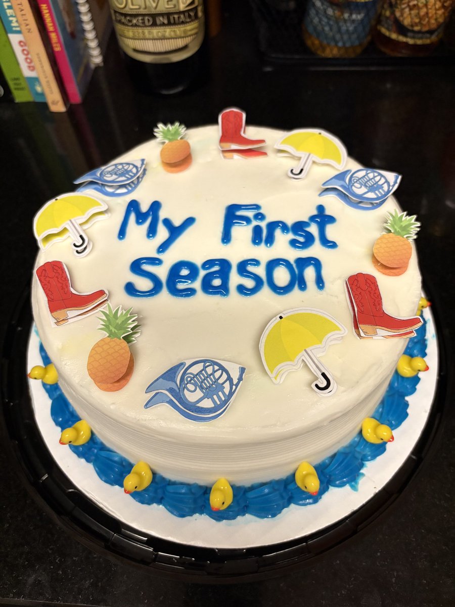LeeshBeMe's tweet photo. been tuned into season 1 of @madeyourmother and got inspired to make my friend a @OfficialHIMYM first season themed cake #himym #hwmym https://t.co/mV0Kveb9xQ