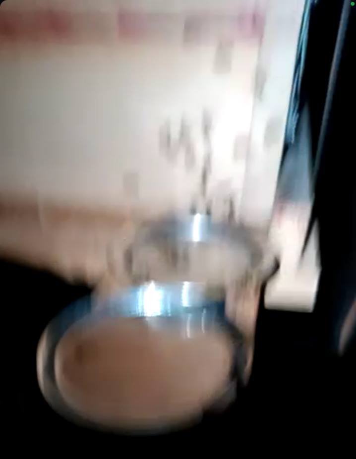 gerade videocall mit meinem vater gehabt ,er hat ein bienen haus gebaut aber dann sind da wespen eingezogen , er gibt ihnen trotzdem jeden abend zuckerwasser und RENNT DANN SCHNELL WEG     "man kriegt nicht immer was man erwartet aber man muss das beste draus machen" sagt er