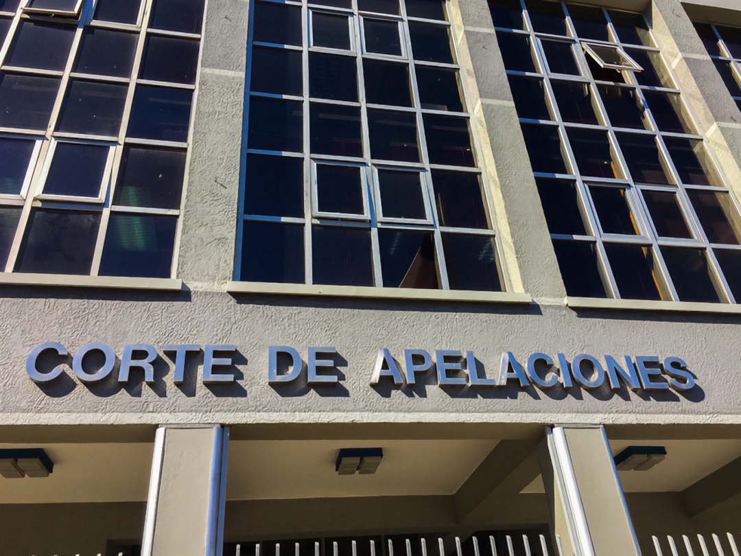 Corte de Puerto Montt acogió recurso de amparo de defensor Filippo Corvalán e impidió, por segunda vez, extender plazo de investigación contra adolescente. Ordenó a juzgado de garantía citar a audiencia para cerrar la indagatoria, asegurando derecho al debido proceso.