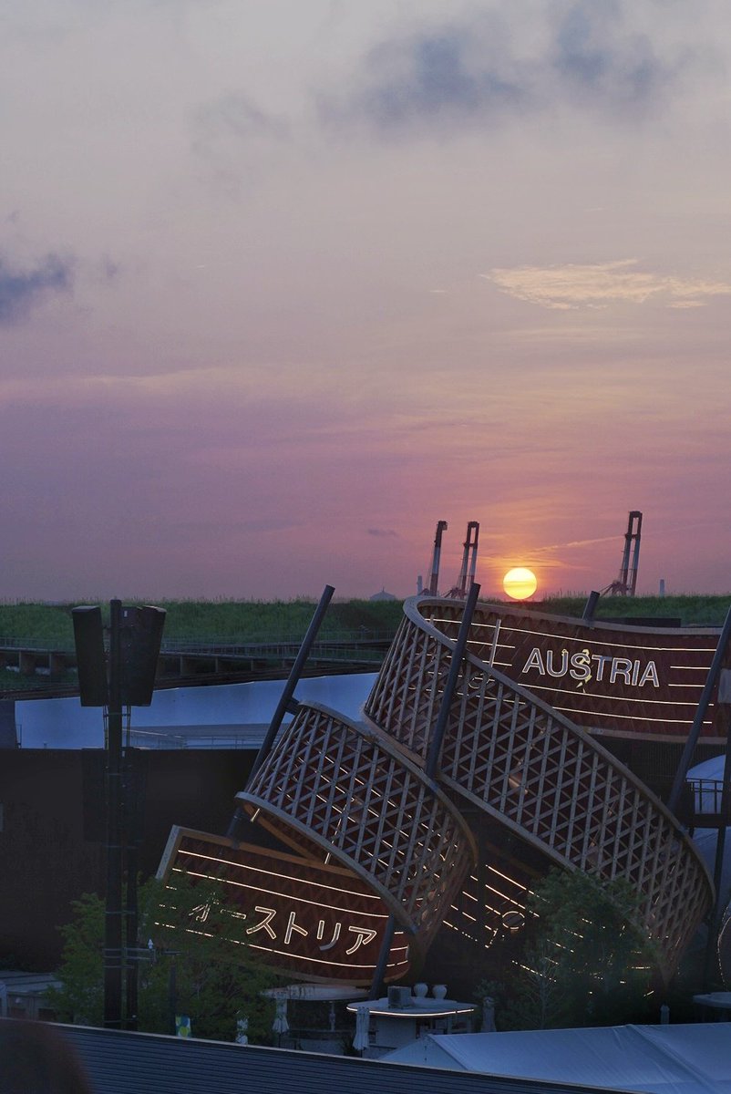 チェコパビリオンから日の出を眺めていました
オールナイト万博、これにて終了！帰るぞ！