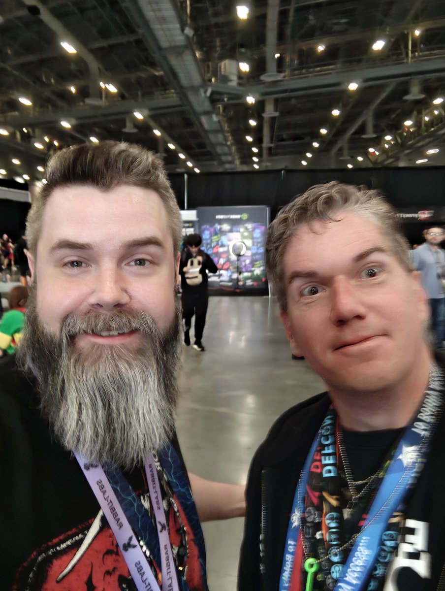 TalkingSasquach's tweet image. We were taking simultaneous selfies @jaysonstreet #Defcon #defcon33