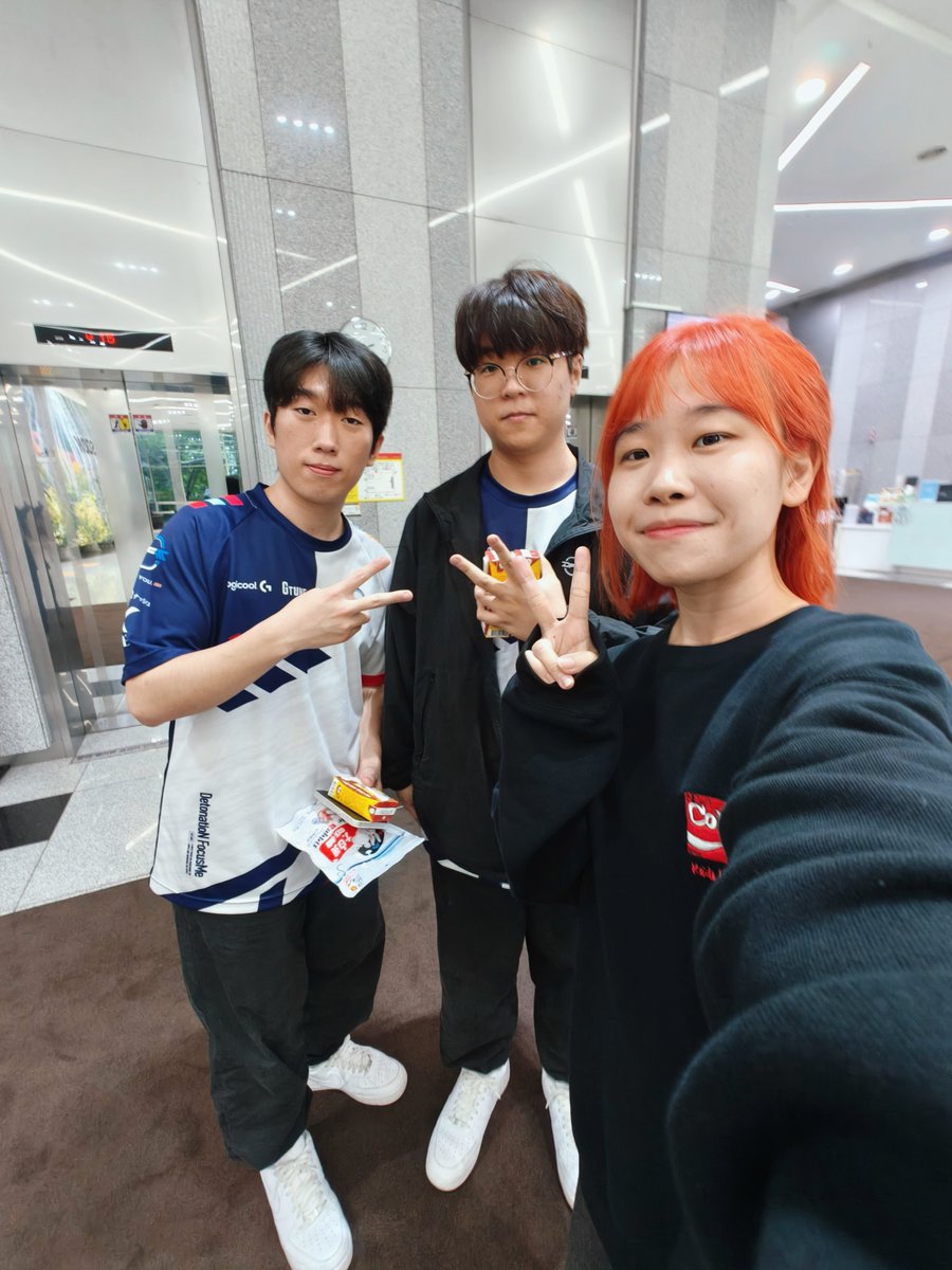 mirimaruchannel's tweet photo. Life is never perfect, but I'm always thankful for the experiencesโบ๏ธ
2025.
It's like the year just began, but we're already in August๐
Every day feels like a fleeting moment.
And that's why I cherish each day even more.
#ARTWIN #DFMWINโจ
1/3 https://t.co/ewEzFRClLU