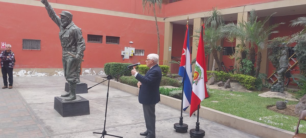 <a href="/FTCCP/">Construcción Civil FTCCP</a> <a href="/PensarAmericas/">Pensando Américas</a> <a href="/CubaMINREX/">Cancillería de Cuba</a> <a href="/YairaJR/">Yaira Jiménez Roig</a> <a href="/EugenioMtnez/">Eugenio Martínez Enríquez</a> <a href="/CoordiPerucuba/">Coordinadora Nacional de Solidaridad Perú-Cuba</a> El Embajador de Cuba, Carlos Zamora  destacó la vida y la obra imperecedera del Comandante en Jefe Fidel Castro, destacando su rol como artífice indiscutible de la política exterior de la Revolución Cubana y su liderazgo a favor de la paz y la solidaridad.
#100AñosConFidel