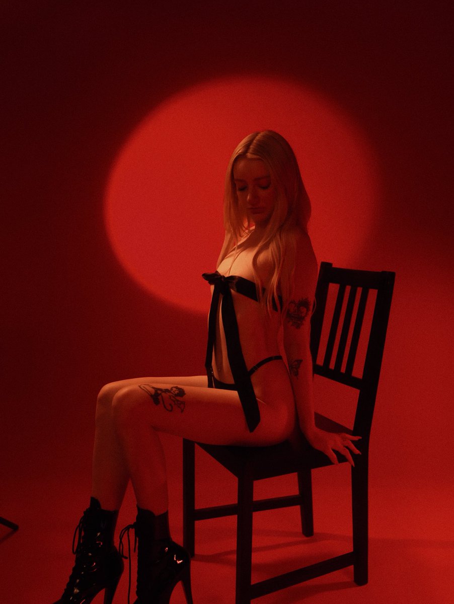 Red lights, and red flags. 🚨🚩

Uncensored photoshoots can be found at patreon.com/2amBreakups?ut…

#NSFW #Photoshoot #Boudoir #portrait #nsfwtwt #xxx #petite