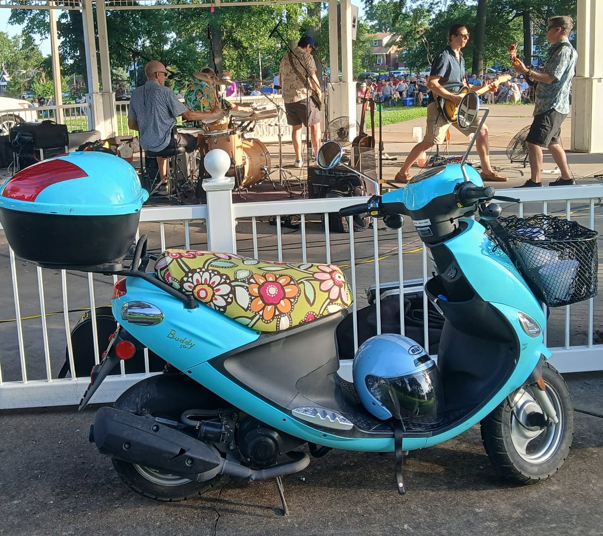 Jill's Genuine Buddy with a fun floral cover - We love this!!!!

cheekyseats.net/collections/ge…
#cheekyseats #genuinebuddy #genuinescootercompany #madeintheUSA
#BeatTheHeat #flowerpower