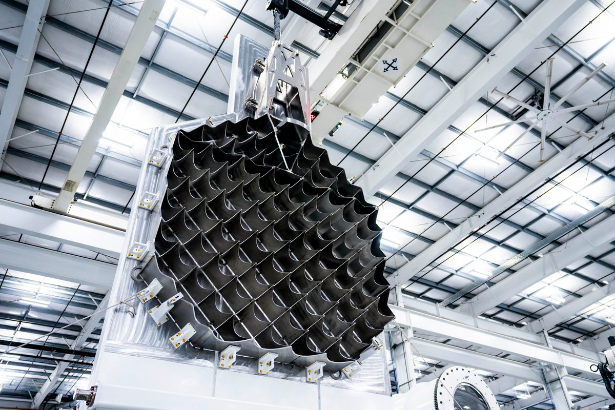 Die neuen, größeren Gitterfloßen für die zukünftigen Starship Super Heavy Booster. 

Cr. SpaceX