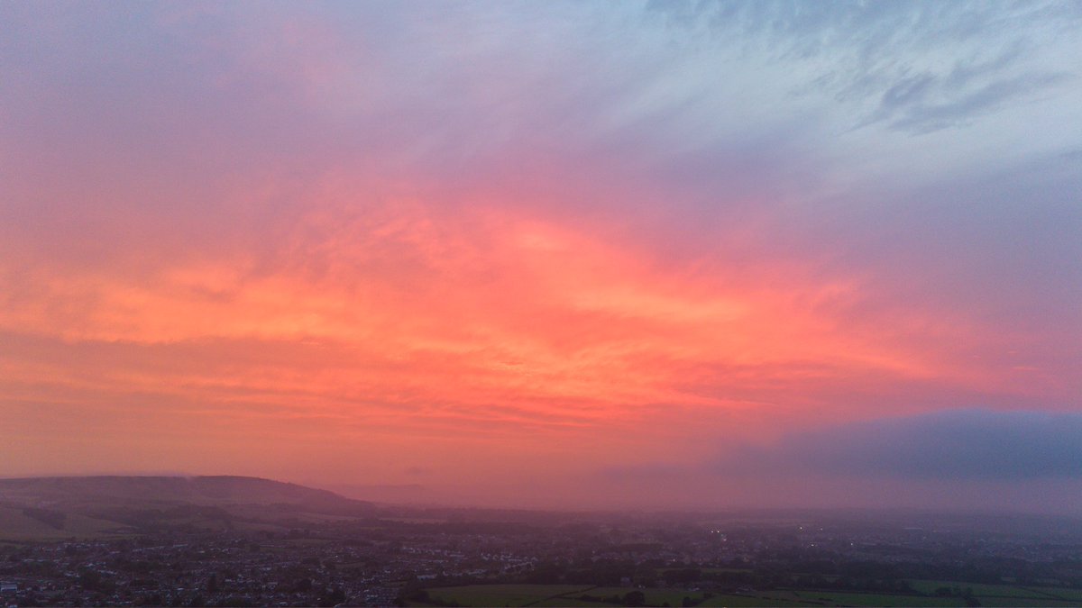 EndWokeUk's tweet photo. I pink orange sky tonight through the mist and low clouds over east sussex.
#dji #mavicminipro4 #minipro4 #drone #photography #photographer #sky #summer #evening #art #Pink #orange #sussex https://t.co/nf8y30Rfhl