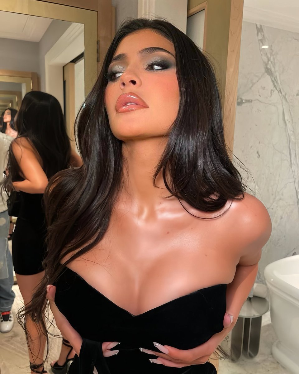 𝓚𝔂𝓵𝓲𝓮 (@thestarkylie) on Twitter photo 