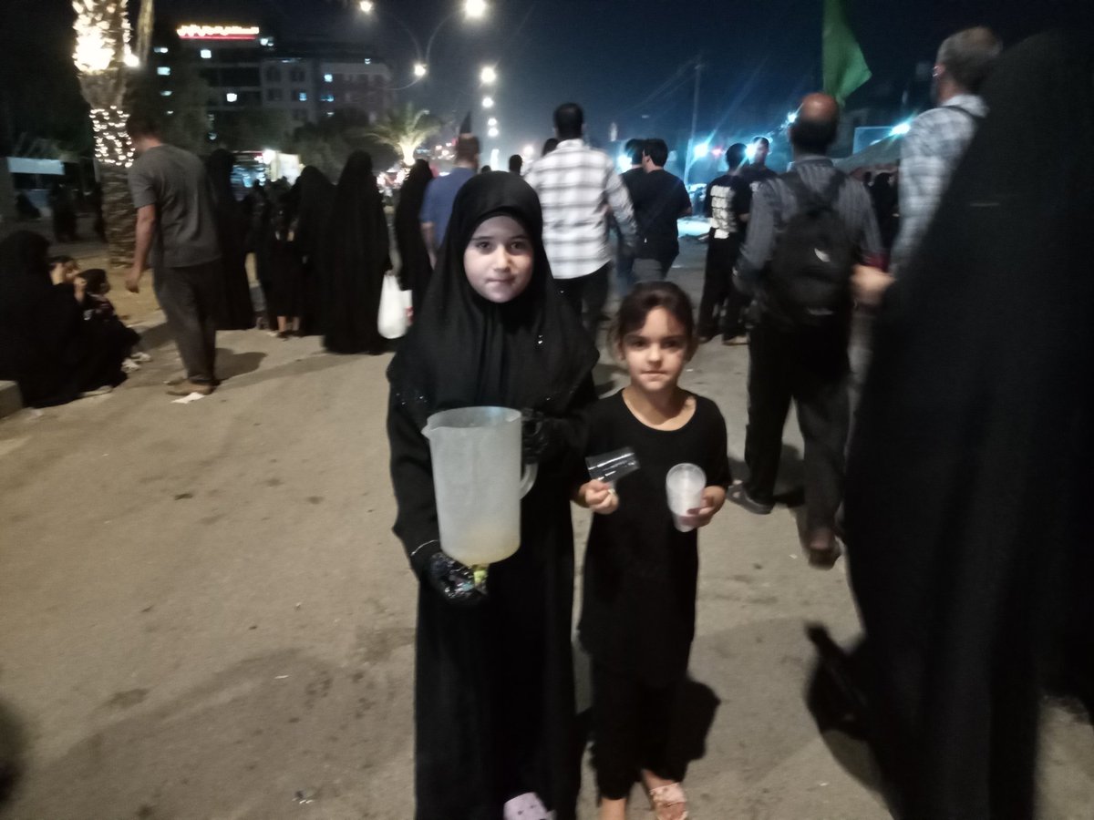 بهش گفتم :
چرا نمیری بازی کنی 
گفت؛ لا   اینجوری خیلی بهم بیشتر خوش میگذره 
چقدر زود در مکتب حسین رشد میکنند